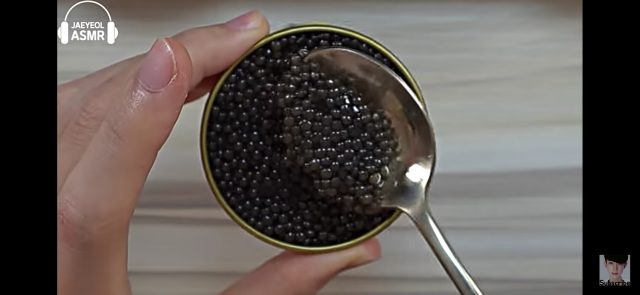 Trứng cá tầm đen Caviar