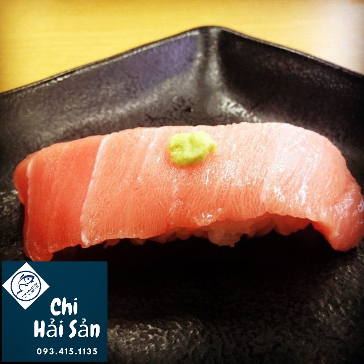 Sushi cá ngừ từ cá ngừ đại dương cắt khúc