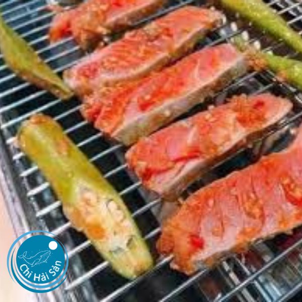 Lườn cá đại dương nướng lá chè xanh.