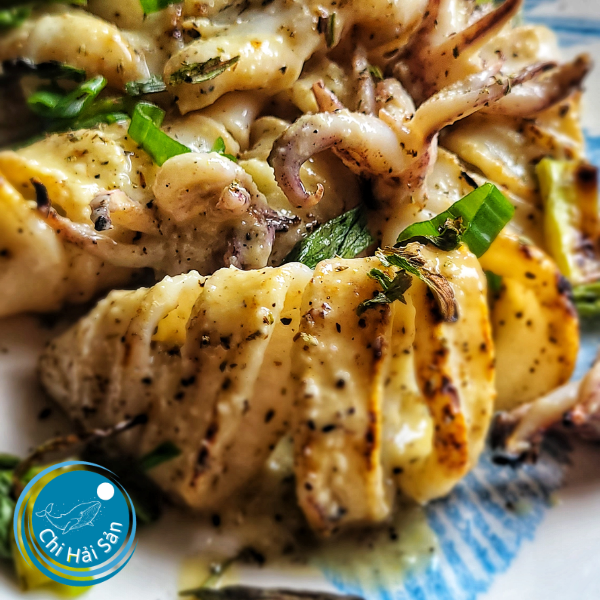 Mực thường được nướng nhẹ, xào với tỏi & dầu oliu