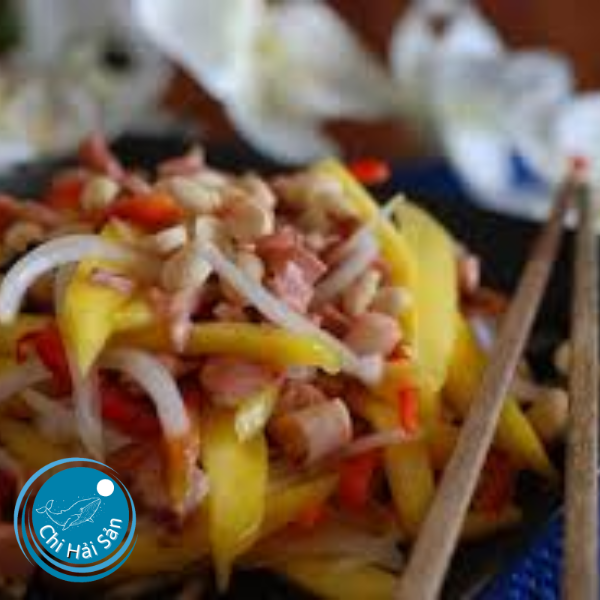 món Swai Nhoam Di Hu – salad mực và xoài non